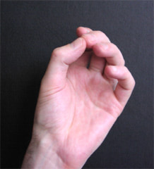 Palac dodiruje vrh srednjeg prsta