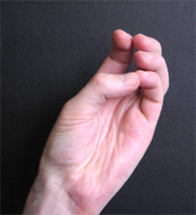 Palac dodiruje vrh malog prsta